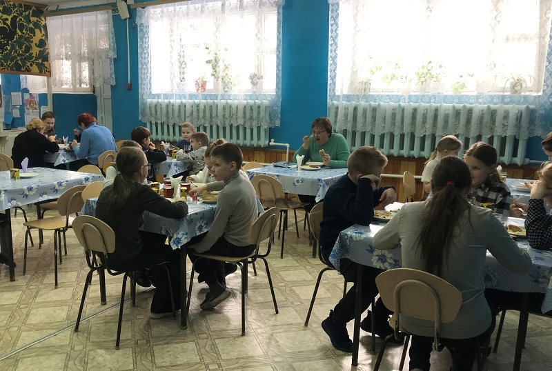 Обеденный зал школьной столовой